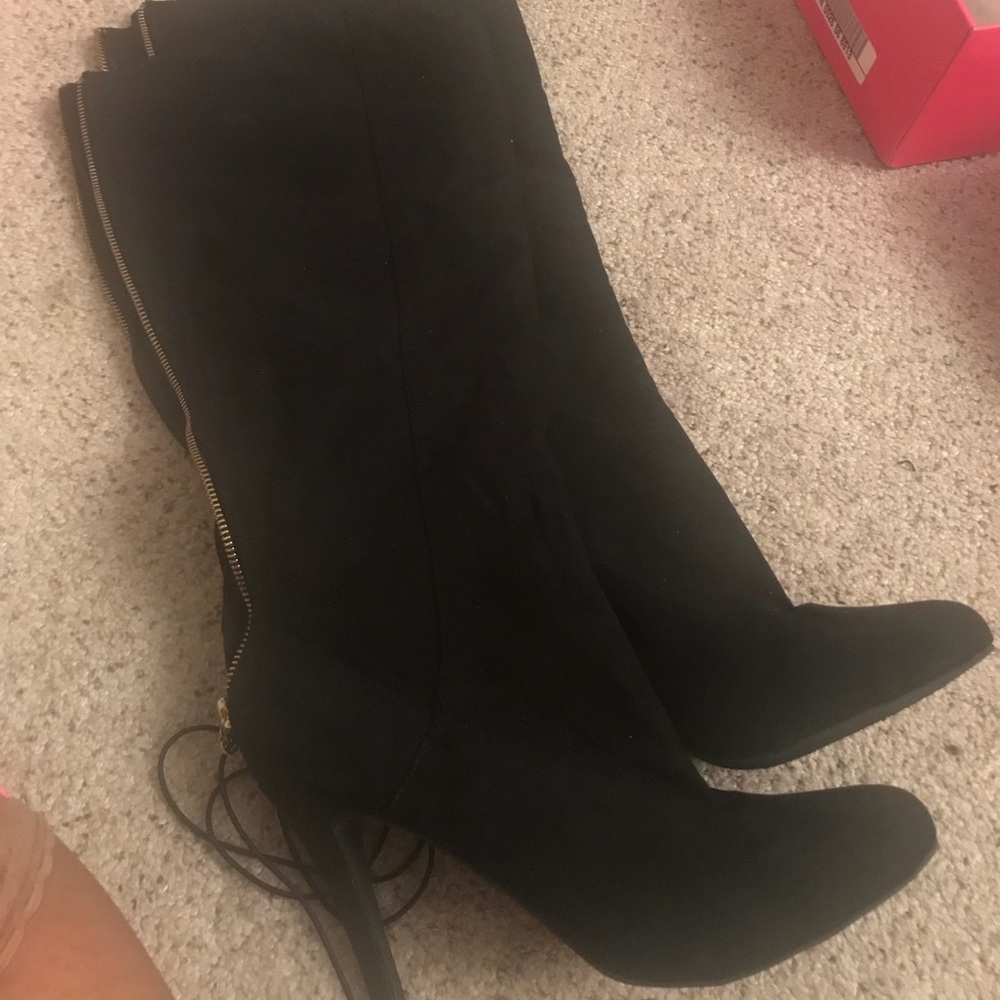 Suede boots, never worn